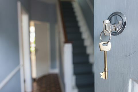 Улазна врата куће са кључем у браву