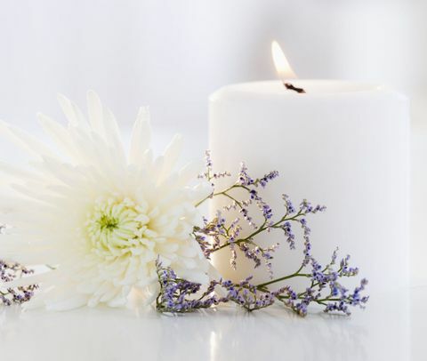 Свећа, цвет астере и лаванда