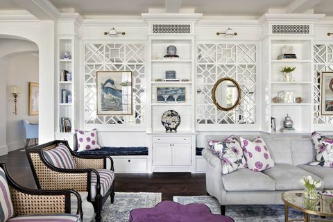 dnevna soba, siva sofa, ljubičasti i beli ukrasni jastuci, beli ormarići za odlaganje, ljubičasti otoman