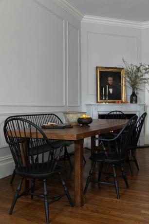 трпезаријски сто, кутак за доручак, дрвени старински трпезаријски сто, црне дрвене столице