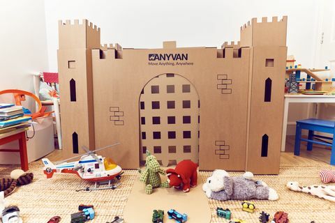 Компанија за уклањање АниВан.цом лансира низ картонских двораца како би се олакшало кретање подједнако за децу и родитеље