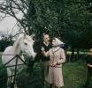 Портрет краљице Елизабете на 96. рођендан одаје почаст њеној коњичкој прошлости