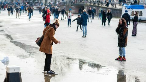 Десетине људи клизају се амстердамским каналима