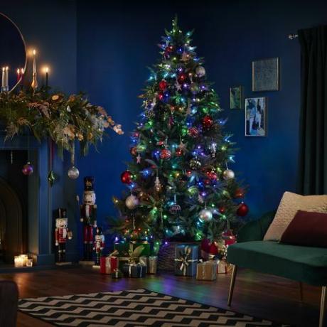 хомебасе продаје музичко божићно дрвце од 600 фунти на даљинско управљање