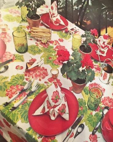 поставка стола из чланка „Прославе код куће“ у издању Хоусе лепотице из јуна 1975. године