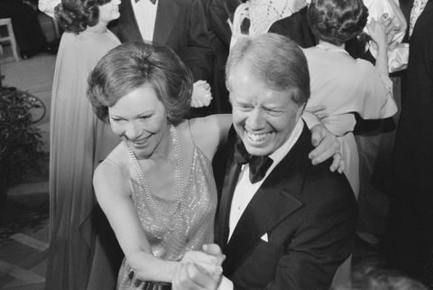 председник САД Јимми Цартер и прва дама Росалинн Цартер играју на конгресном балу у белој кући, вашингтон