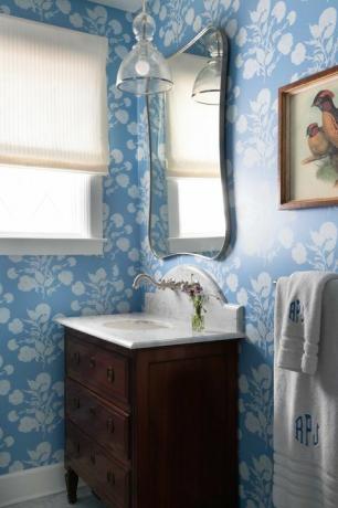 тоалетна соба, плаво -беле тапете, смеђа комода као тоалет са мермерном радном површином, пешкири са монограмом