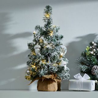 1,5 стопа унапред осветљено снежно божићно дрвце