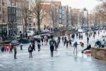 Клизачи леда клизе по залеђеним каналима Амстердама током великог замрзавања Европе