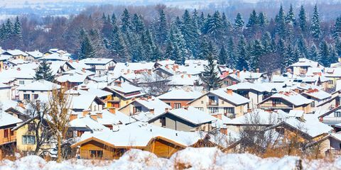 Куће са снежним крововима панораме су у бугарском скијалишту Банско
