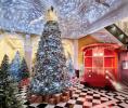 Цхристиан Лоубоутин дизајнира божићно дрвце за Цларидгеове