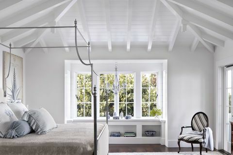 spavaća soba, bele drvene grede, bakarni okvir kreveta, prozorska platforma i sedište