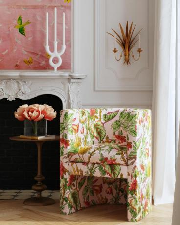 цветна столица у белој дневној соби