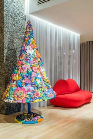 Хотел Сандерсон представио је божићно дрвце Алице у земљи чудеса - у потпуности направљено од пластелина