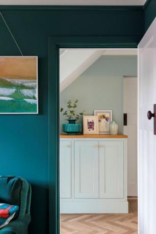 спокојан зелени ходник и прелепа зелена дневна соба, боје у боји