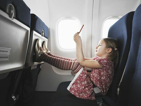 етикета лета за девојчицу у авиону