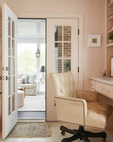 кућна канцеларија, ружичасто обојени зидови, канцеларијска столица са точковима, мермерна радна површина