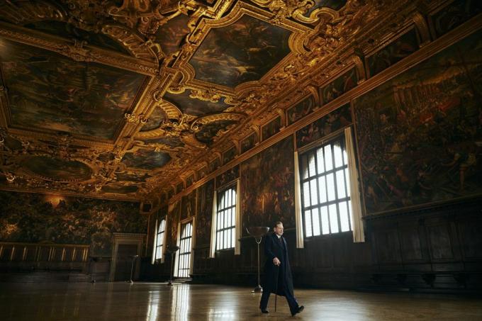 Кенет Брана као Херкул Поаро у студијима 20. века, уклетост у Венецији, фотографија Роб Јангсона 2023. Студији 20. века сва права задржана