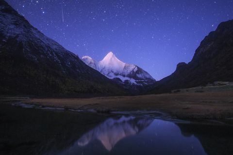 orionidski meteor odresci iznad snežne planine Džampajang u Kini