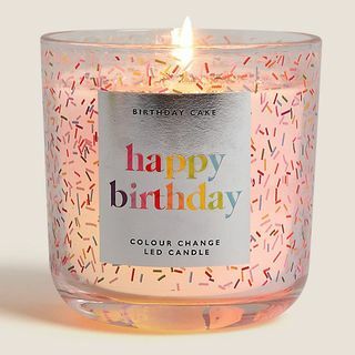 Промена боје рођенданске торте Упаљена свећа