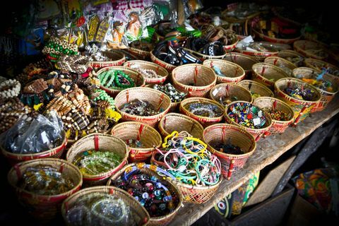 Шарени сувенир ручно рађених шарених наруквица приказује се на локалном тржишту града Куцхинг, у Малезији