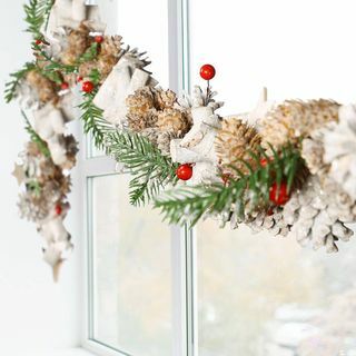 Пјенушави снијег запрашен нордијским божићним вијенцем