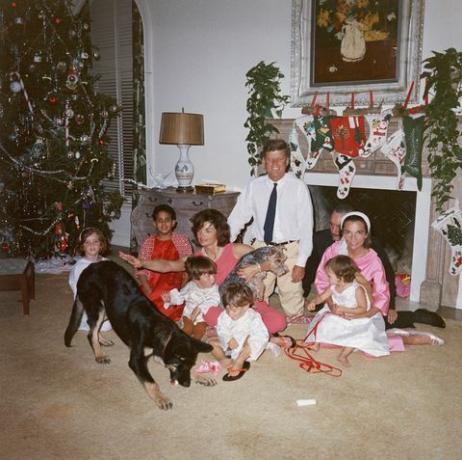 председник САД Јохн Ф Кеннеди 1917 1963 Ц и прва дама Јацкуелине Кеннеди 1929 1994 позирају са породицом на Божић на белом хоусе, васхингтон, дц, 25. децембар 1962 л р царолине кеннеди, неидентификовано, јохн ф кеннеди јр 1960 1999, антхони радзивилл 1959 1999, принц станислаус радзивилл, лее радзивилл и њихова ћерка, анн цхристине радзивилл фотографија Јохн Јохн Кеннеди библиотекаљубазност гетти слике