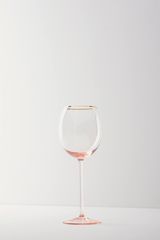Позлаћена чаша од белог вина