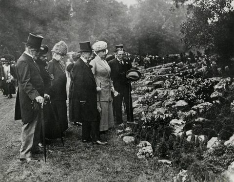 Краљица Марија са групом на изложби цвећа у Цхелсеају. Датум 1913.