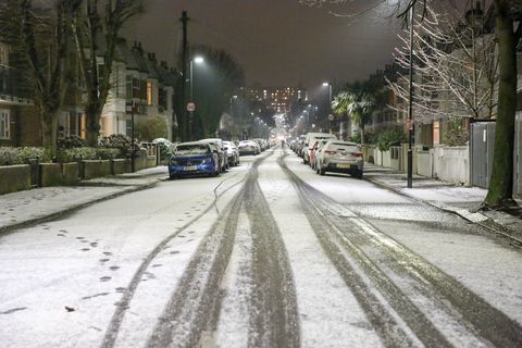 Пут виђен прекривен снегом северног Лондона ...