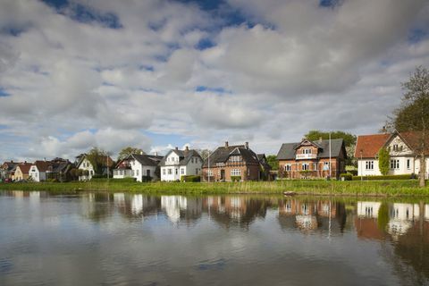 Град се види из реке Рибе, Рибе, Јутланд, Данска