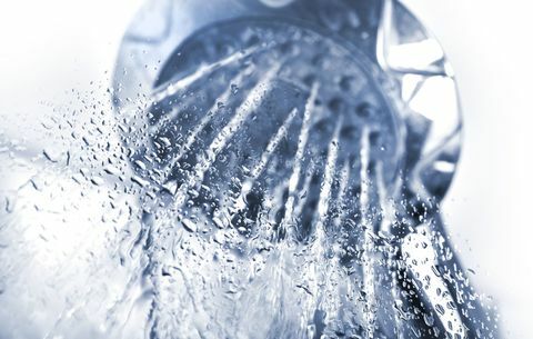 Туширање у кади: Туш са текућом водом против стакла