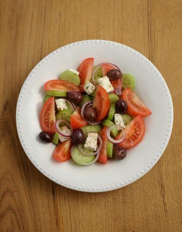 тањир са грчком салатом на себи