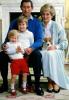 Принцеза Цхарлотте на краљевској турнеји носи ципеле принца Харрија