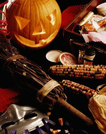 Украси за Ноћ вештица: Јацк-о-лампиона, вештица метла, сушени кукуруз, маска и шминка