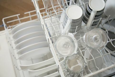 Машина за прање судова напуњена чашама и тањирима