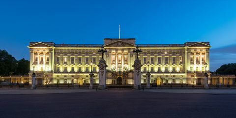 Широк угао Буцкингхамске палате у сумрак у Лондону, великом Лондону, Енглеској, Великој Британији.