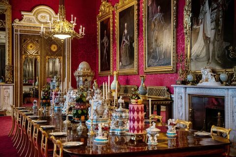 преглед изложбе у палати краљице Викторије поводом 200. годишњице њеног рођења