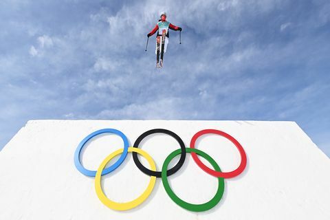 спортиста изводи трик током тренинга скијања слободним стилом на великом ваздуху